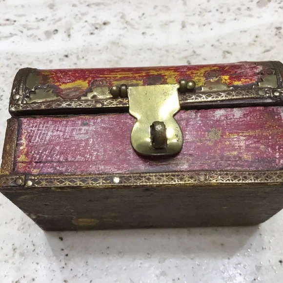 Vintage Miniature Wooden & Brass Treasure Trunk - Picture 7 of 8